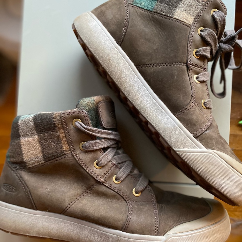 KEEN Women’s Hiking Mid ankle boot